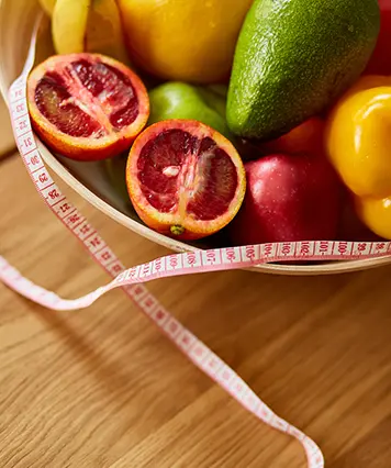 Orientación nutricional para seleccionar y preparar alimentos que sean convenientes y saludables, sin imponer restricciones severas.